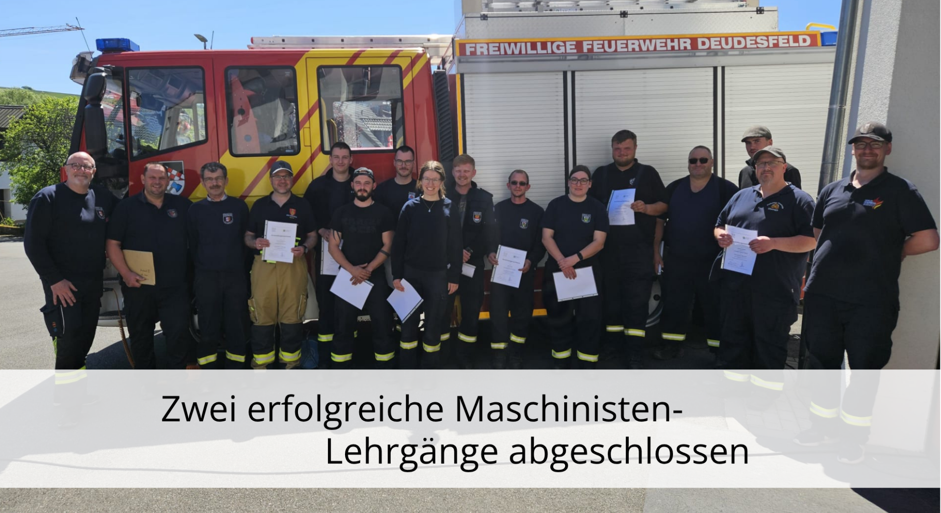 Personen vor dem Feuerwehrauto