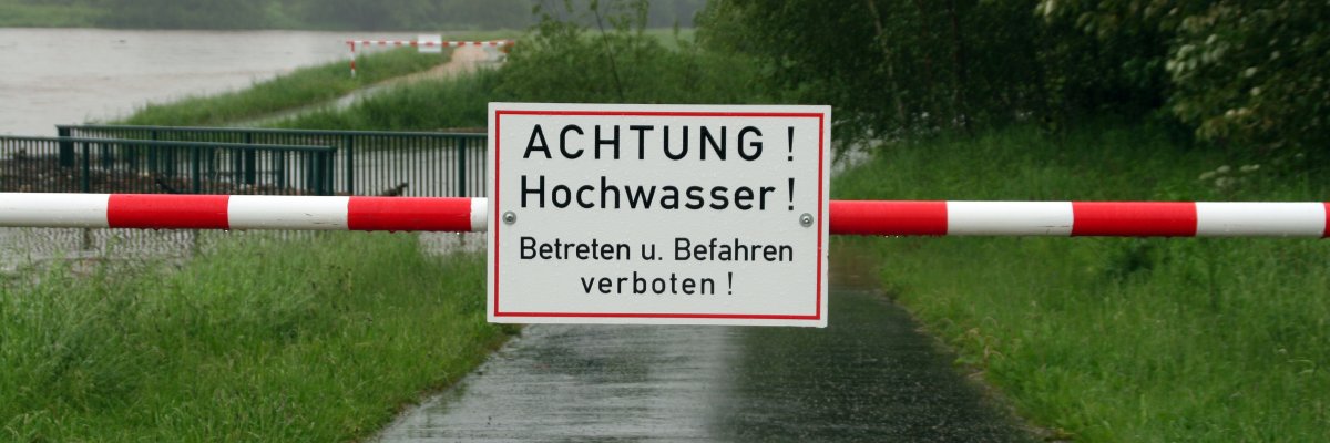 Symbolbild Hochwasserschild