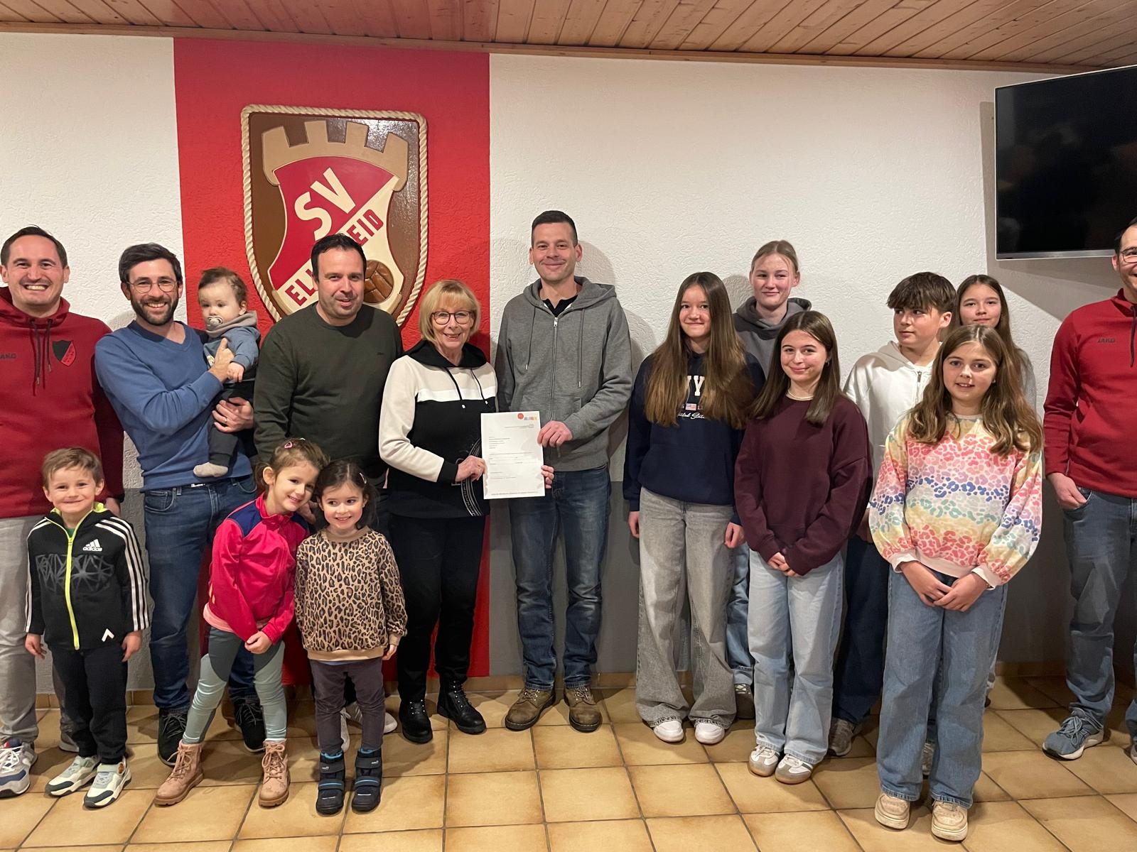 Personen freuen sich über Spende