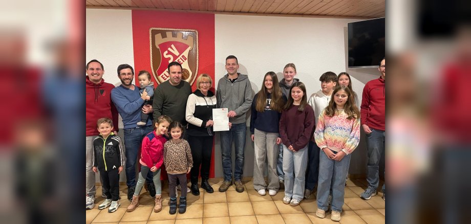 Personen freuen sich über Spende