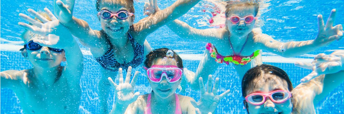 Symbolbild Kinder unter Wasser mit Taucherbrillen