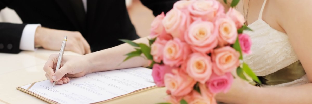 Symbolbild Ehepaar mit Brautstrauß