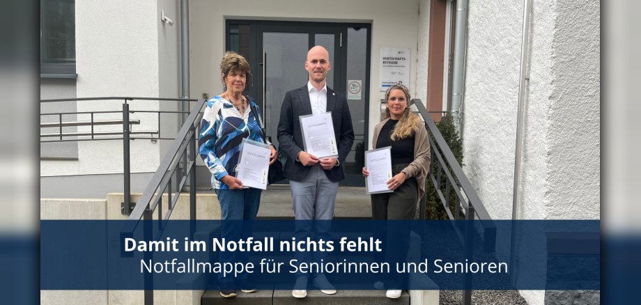 Notfallmappe_HP Drei Personen mit Mappen in den Händen vor Verwaltungsgebäude