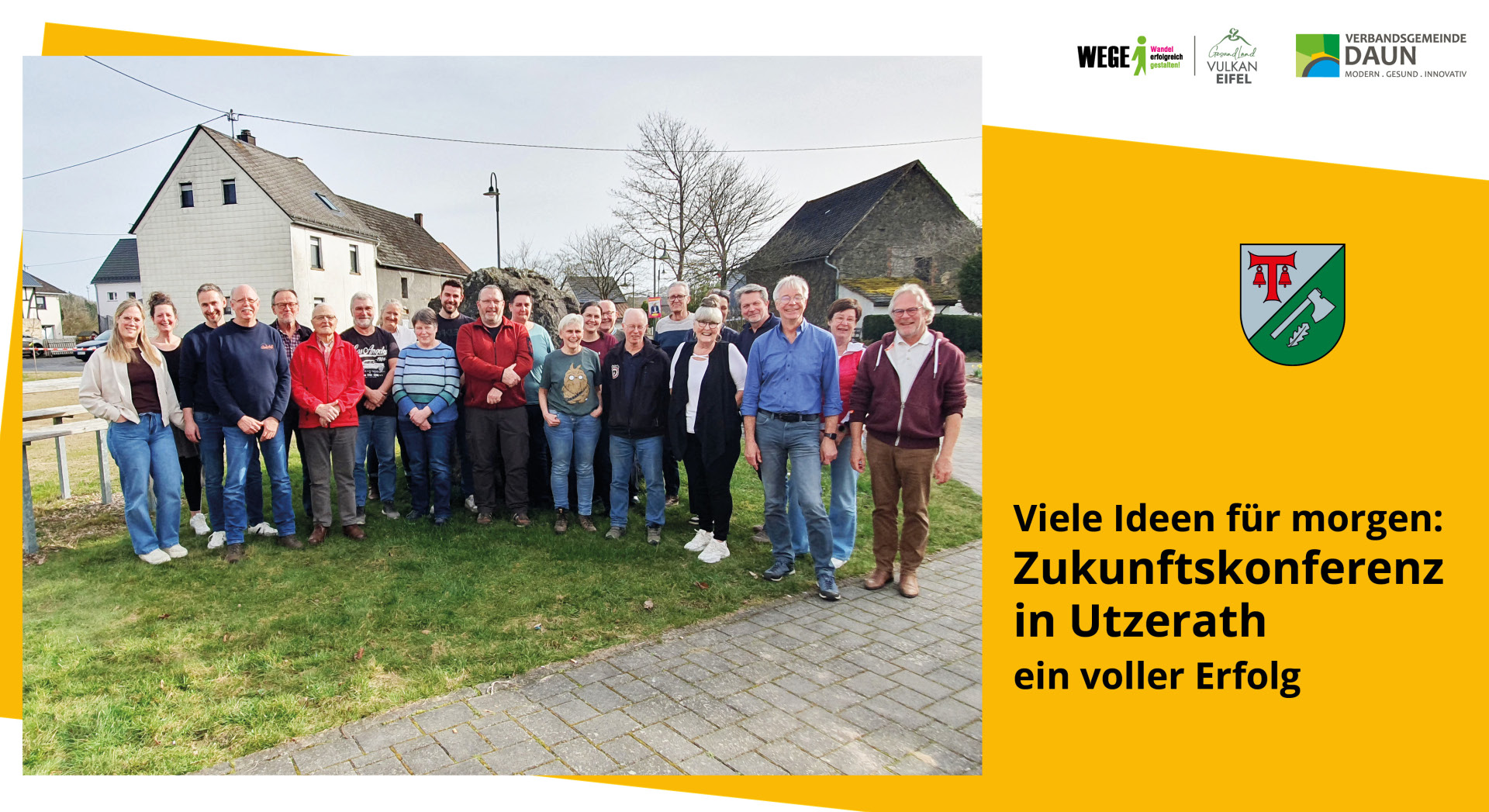 Personen stehen bei Gruppenbild zusammen