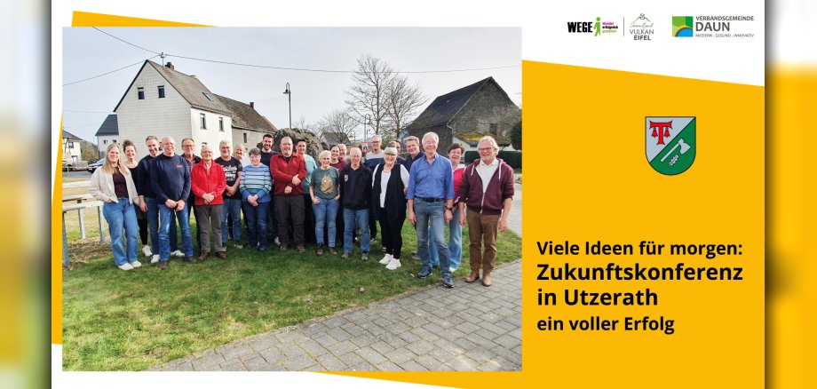 Personen stehen bei Gruppenbild zusammen