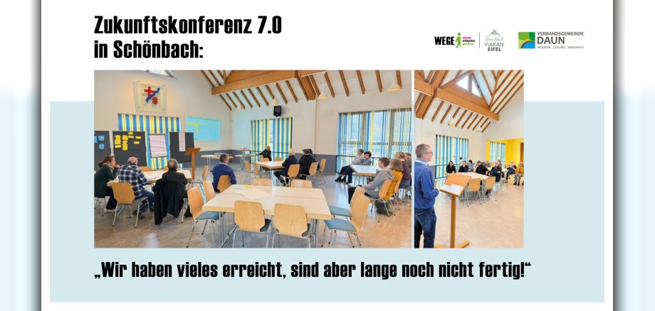 Personen sitzen an Tischen