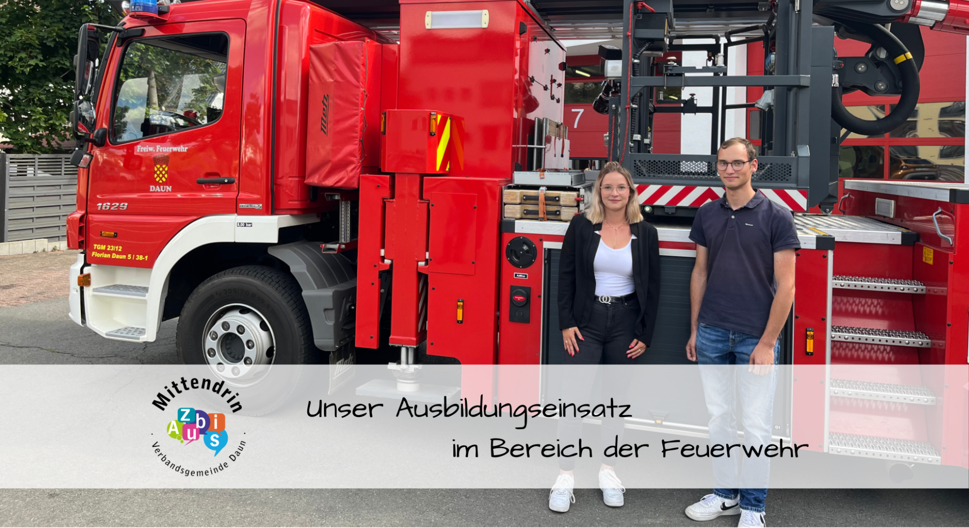 Personen vor einem Feuerwehrauto