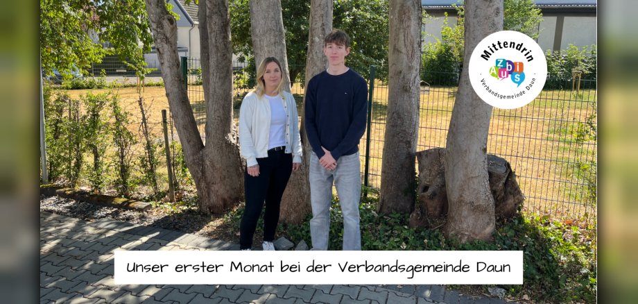 Azubi-Blog_Unser erster Monat bei der VG Daun_HP - 1 Zwei Personen vor Bäumen