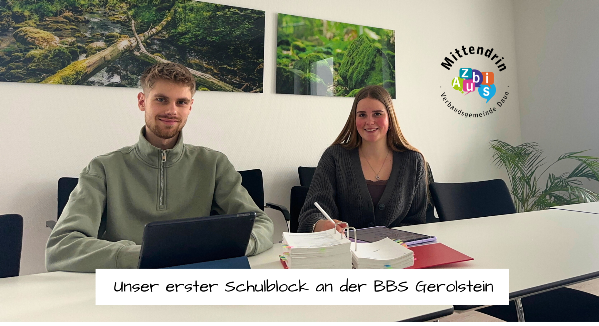 Zwei sitzende Personen mit Schulunterlagen