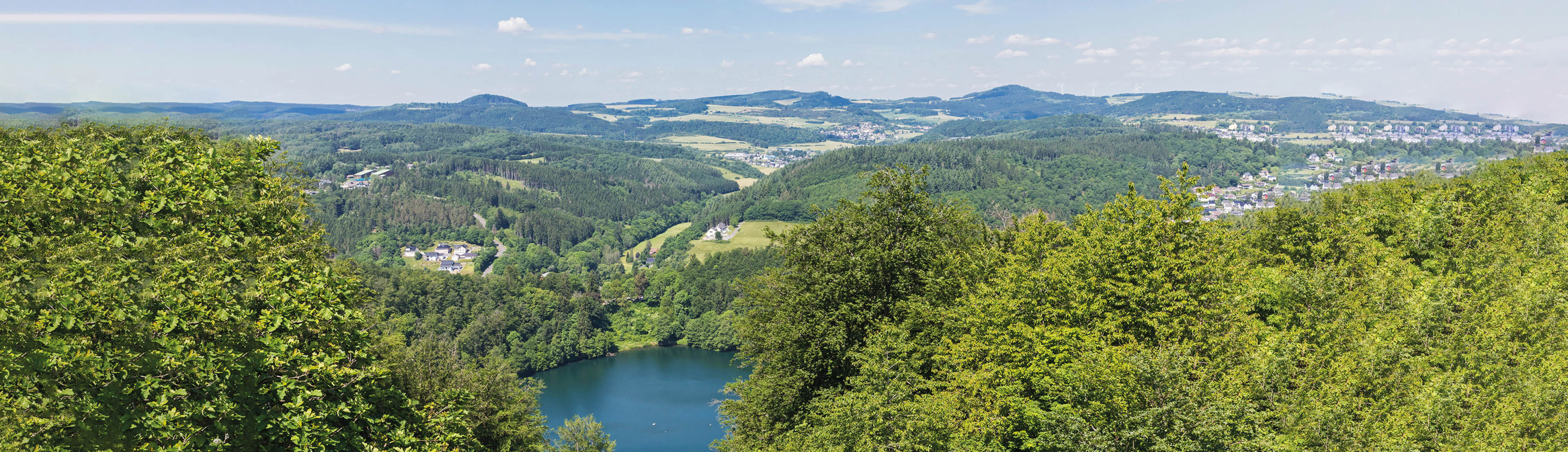 Maar in der Mitte, umgeben von Wäldern und Landschaft